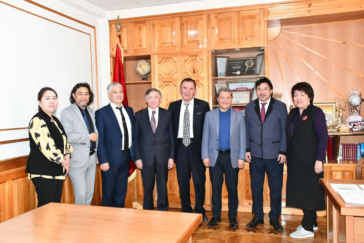 Түркиянын Ван оданына Памирден көчүп барып отурукташкан кыргыздардын ханы Рахманкулдун урпактары Кыргыз-Өзбек Эл аралык университетинде болушту.