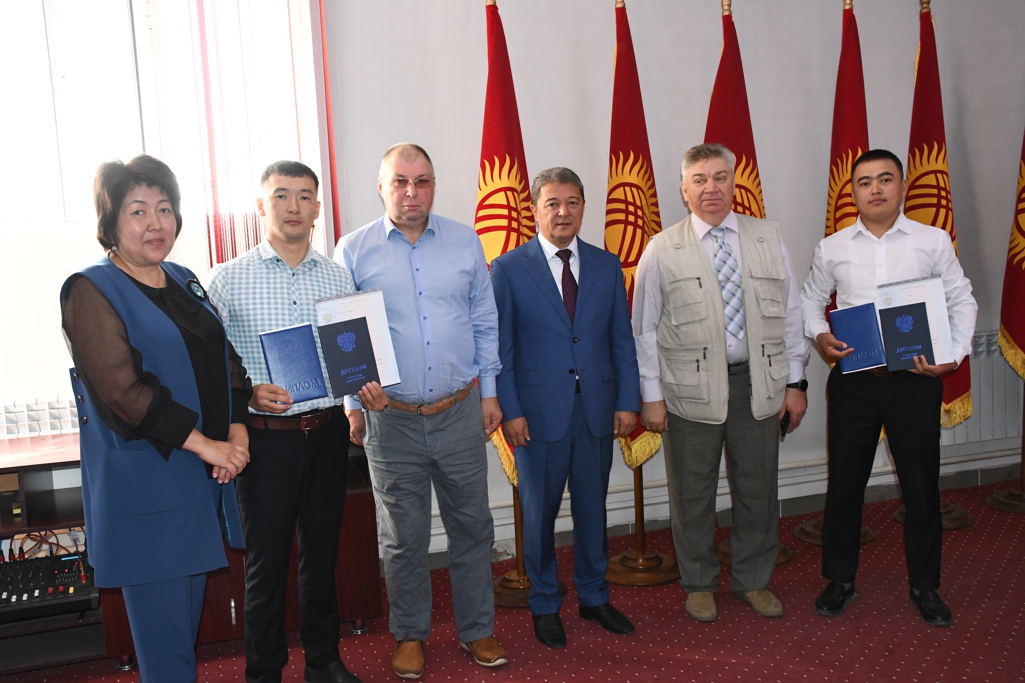 Кыргыз-Өзбек Эл аралык университетинин магистранттарына кош диплом тапшырылды